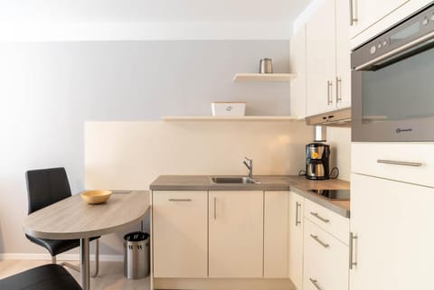 Coffee/tea facilities, Kitchen or kitchenette, Dining area, oven, stove, toaster