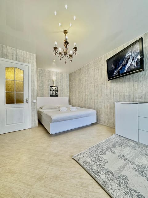Bed, TV and multimedia, Photo of the whole room, Bedroom