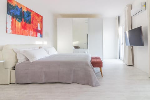 Bed, TV and multimedia, Bedroom