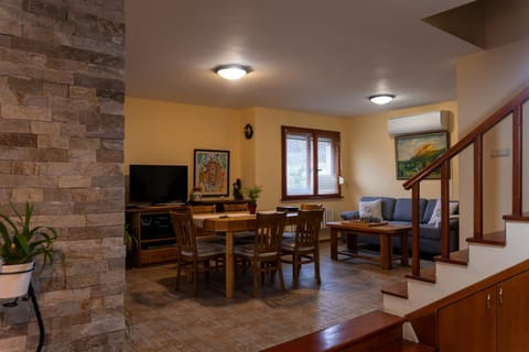 Communal lounge/ TV room, TV and multimedia, Living room, Seating area, Dining area, Evening entertainment