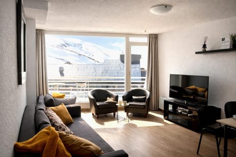 Natural landscape, TV and multimedia, View (from property/room), Living room, Lounge or bar, Seating area, On site, Landmark view, Mountain view, Street view, Entertainment