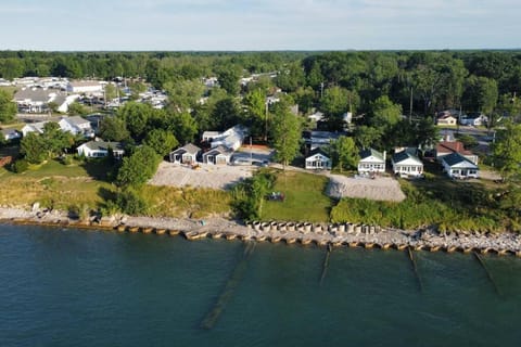 5 Bedroom Lakeside Home Sleeps 12 - Shared Lake Access, Large Yard, Central Air, Fire Pit, Horseshoes & More! House in Geneva-on-the-Lake