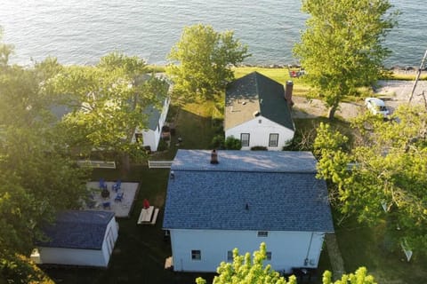 5 Bedroom Lakeside Home Sleeps 12 - Shared Lake Access, Large Yard, Central Air, Fire Pit, Horseshoes & More! House in Geneva-on-the-Lake
