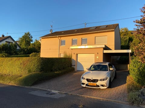 Casa Royale, Boxspring, WiFi, XXL-Parking, E-Wallbox Apartment in Trier