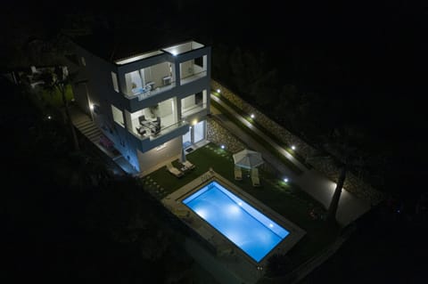 Property building, Bird's eye view, Pool view, Swimming pool