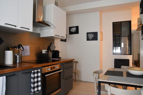 Coffee/tea facilities, Dining area, oven, stove, toaster