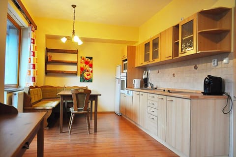 Coffee/tea facilities, Kitchen or kitchenette, Dining area