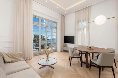 TV and multimedia, Balcony/Terrace, Living room, Seating area, Dining area, Sea view