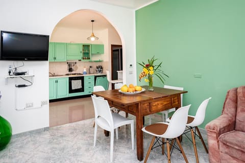 TV and multimedia, Kitchen or kitchenette, Living room, Food and drinks, Seating area, Dining area, Food