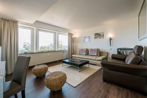 Photo of the whole room, Seating area