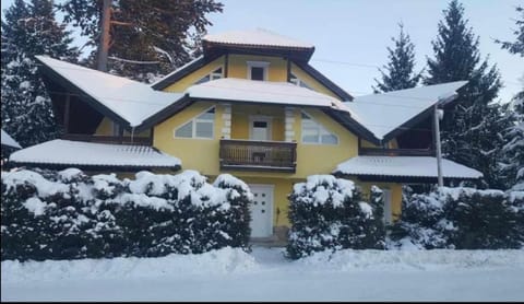Yellow House Apartment in Zlatibor