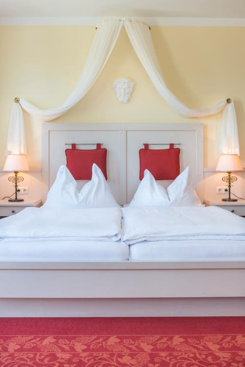 Bed, Garden, Balcony/Terrace