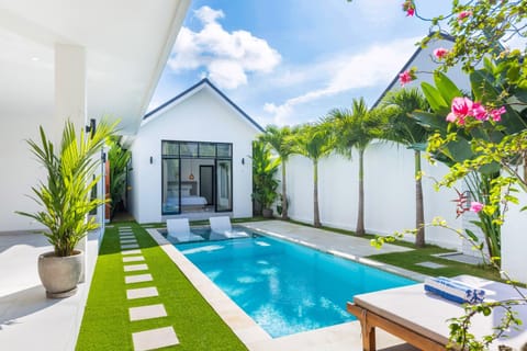 Swimming pool, sunbed