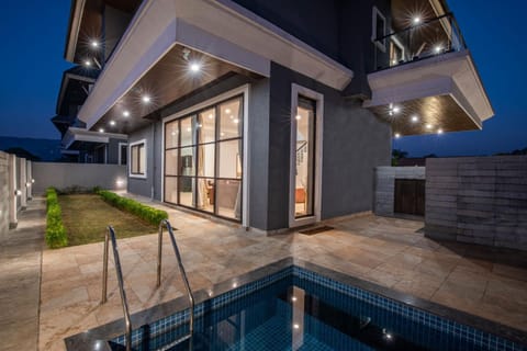 Facade/entrance, Swimming pool