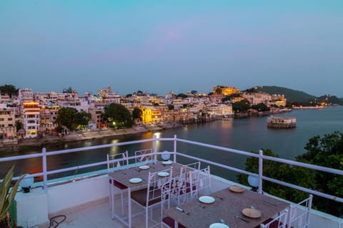 Restaurant/places to eat, View (from property/room), Balcony/Terrace, Dining area, Lake view