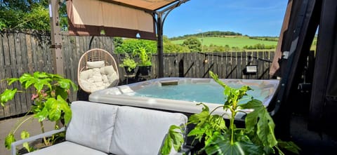 The Green Monkey Lux Suite at The Grumpy Schnauzer B&B Private Hot Tub, Gym, Breakfast, Stunning! Bed and Breakfast in Coatbridge