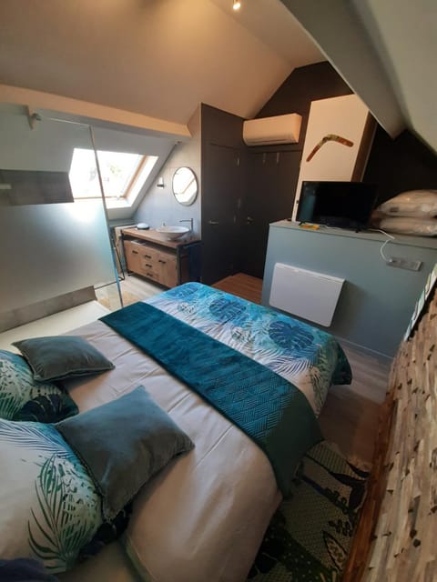 Shower, Bathroom, Bedroom