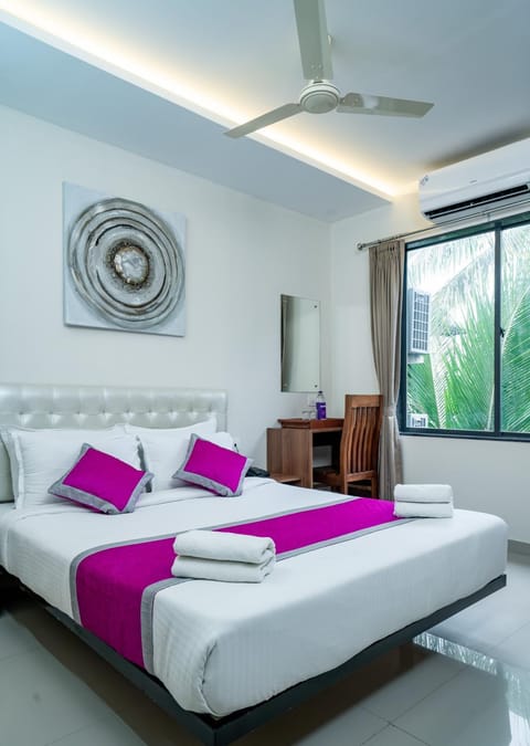 Bed, Photo of the whole room, Bedroom, Street view