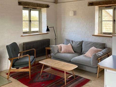High Cogges Farm Holiday Cottages - The Granary House in West Oxfordshire District
