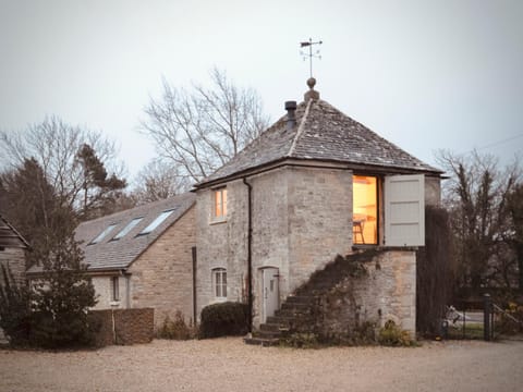 High Cogges Farm Holiday Cottages - The Granary House in West Oxfordshire District