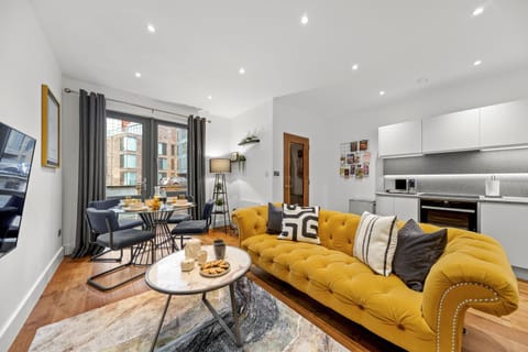 TV and multimedia, Kitchen or kitchenette, Living room, Seating area, Dining area, oven, stove