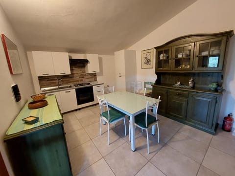 BBQ facilities, Coffee/tea facilities, Balcony/Terrace, Kitchen or kitchenette, Living room, Banquet/Function facilities, Dining area, Guests, Garden view, Mountain view, group of guests, hair dresser, pet friendly, stove, toaster, kitchen