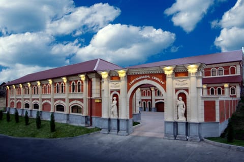Property building, Nearby landmark, Facade/entrance, Spring, Off site, Day, Property logo or sign, Bird's eye view, Summer, View (from property/room), Banquet/Function facilities, Hiking, Autumn, On site, Text overlay, City view, Garden view, Landmark view, Mountain view, Street view, Sunrise