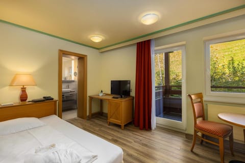 Bed, TV and multimedia, Photo of the whole room