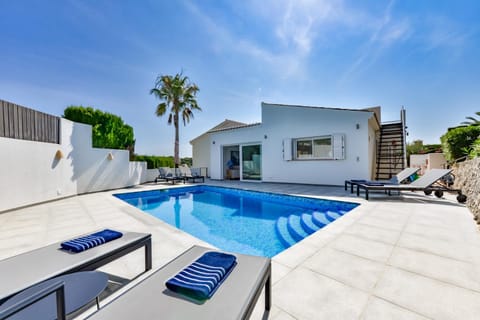 Property building, Swimming pool, sunbed