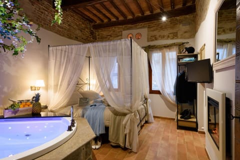 Bed, Hot Tub, TV and multimedia, Photo of the whole room, Bedroom, Bath, towels