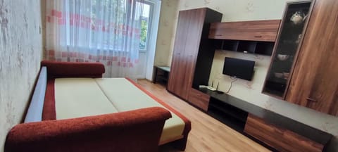 Bed, TV and multimedia, Bedroom