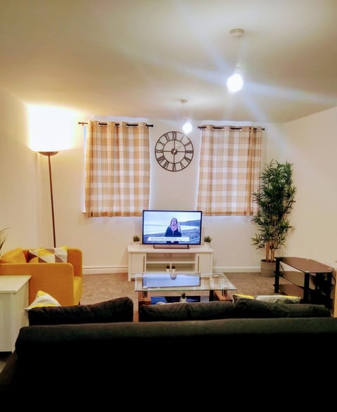 TV and multimedia, Living room, Seating area, Evening entertainment