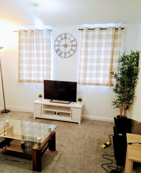 TV and multimedia, Living room, Seating area, Evening entertainment