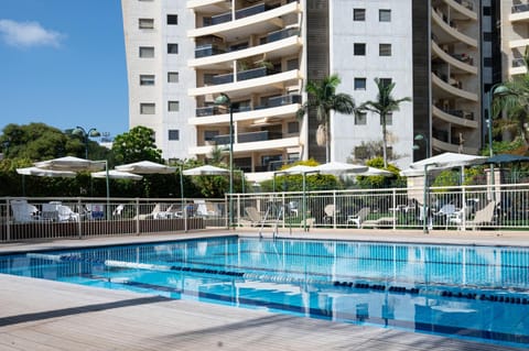 Property building, Day, Pool view, Swimming pool, Swimming pool, sunbed