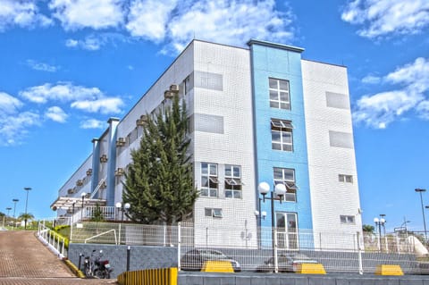 Shower, Property building, Nearby landmark, Staff, Facade/entrance, Bed, Day, People, Bathroom, TV and multimedia, Photo of the whole room, Bedroom, Family