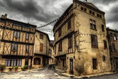 Property building, Nearby landmark, Facade/entrance, Neighbourhood, Evening entertainment