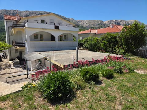 Property building, Day, Garden