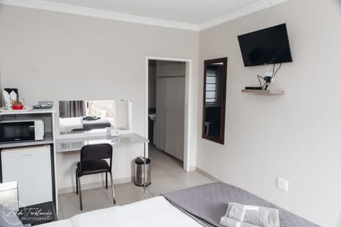 Bed, TV and multimedia, Kitchen or kitchenette, Bedroom