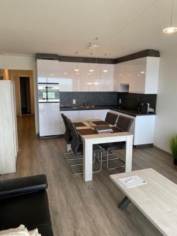 Studio 405 op zeedijk met frontaal zeezicht 4de verdiep Apartment in Middelkerke