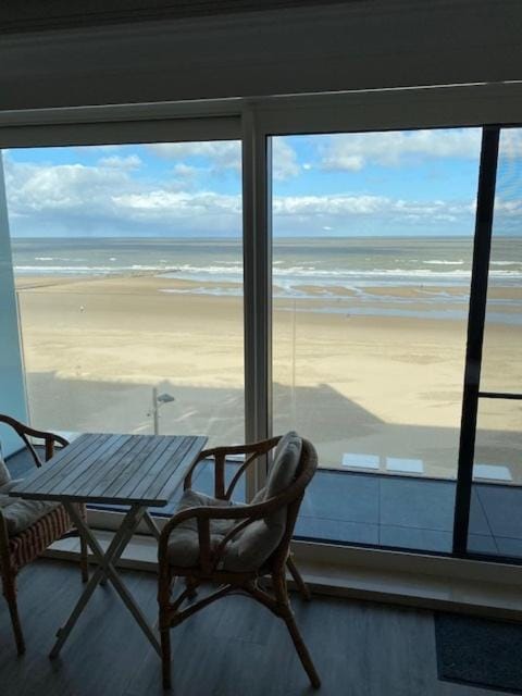 Studio 405 op zeedijk met frontaal zeezicht 4de verdiep Apartment in Middelkerke