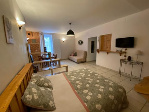 Bed, Seating area, Dining area