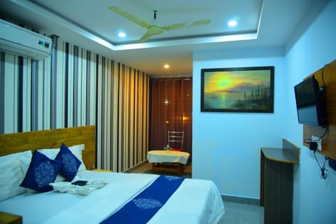 Bed, TV and multimedia, Photo of the whole room, Bedroom, fireplace, towels, air conditioner