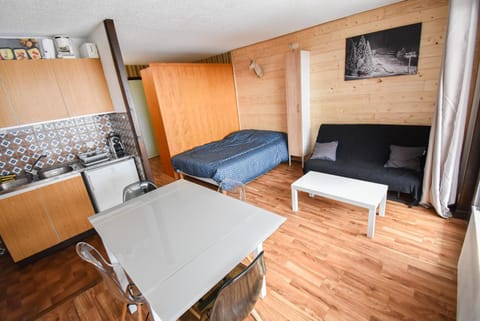 Le Relai S34 - Grand et lumineux studio avec coin montagne 4-6 pers avec WIFI, 50m des pistes, grand balcon exposé SUD, DRAPS NON COMPRIS Apartment in Haute-Savoie
