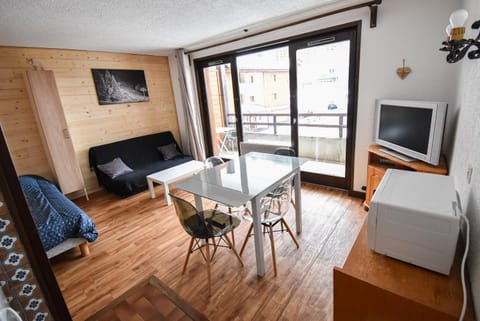 Le Relai S34 - Grand et lumineux studio avec coin montagne 4-6 pers avec WIFI, 50m des pistes, grand balcon exposé SUD, DRAPS NON COMPRIS Apartment in Haute-Savoie