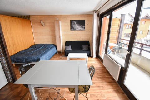 Le Relai S34 - Grand et lumineux studio avec coin montagne 4-6 pers avec WIFI, 50m des pistes, grand balcon exposé SUD, DRAPS NON COMPRIS Apartment in Haute-Savoie