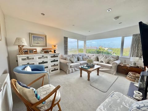 Ty Bychan- Sea Views- Pet Friendly-Secure Garden-4 Bed Apartment in Trearddur Bay