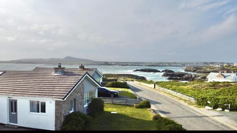 Ty Bychan- Sea Views- Pet Friendly-Secure Garden-4 Bed Apartment in Trearddur Bay