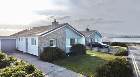 Ty Bychan- Sea Views- Pet Friendly-Secure Garden-4 Bed Apartment in Trearddur Bay