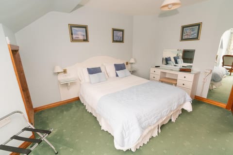 Shower, Toilet, Bedroom, Garden view, Lake view, Mountain view