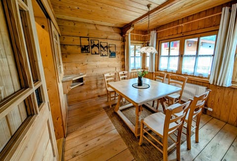 Seating area, Dining area